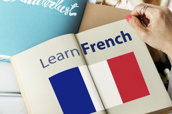 10 دلیل برای یادگیری زبان فرانسه را بررسی خواهیم کرد.