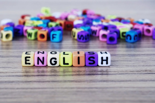 ۱۰ دلیل برای یادگیری زبان انگلیسی را بررسی می کنیم.