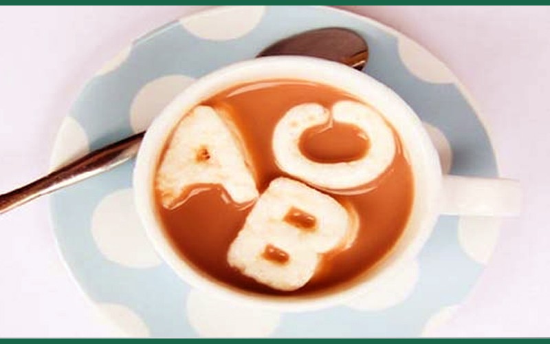 عکسی شامل یک فنجان قهوه و حروف انگلیسی داخل آن برای بهتر شده و آموزش الفبای انگلیسی به کودکان